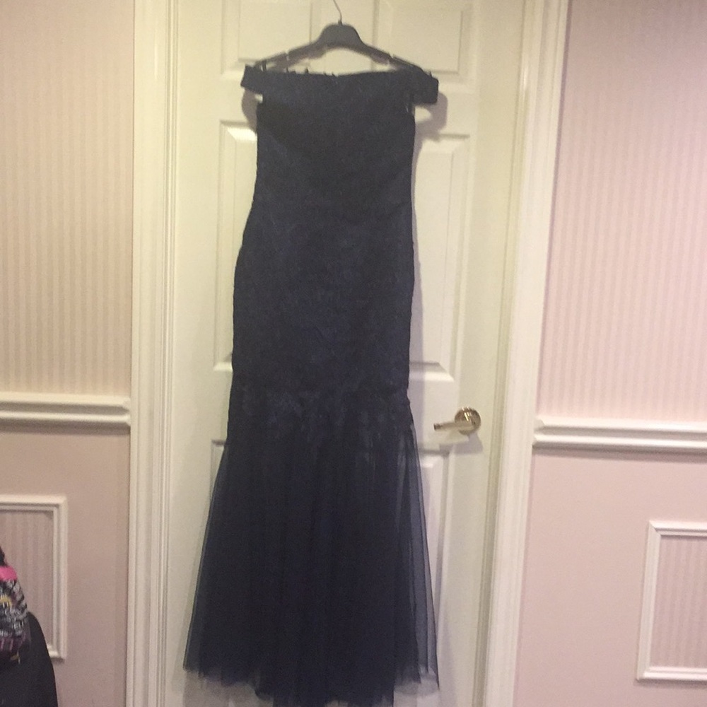🎉Host Pick🎉⬇️Price Drop⬇️NWOT Navy off shoulder mermaid evening gown